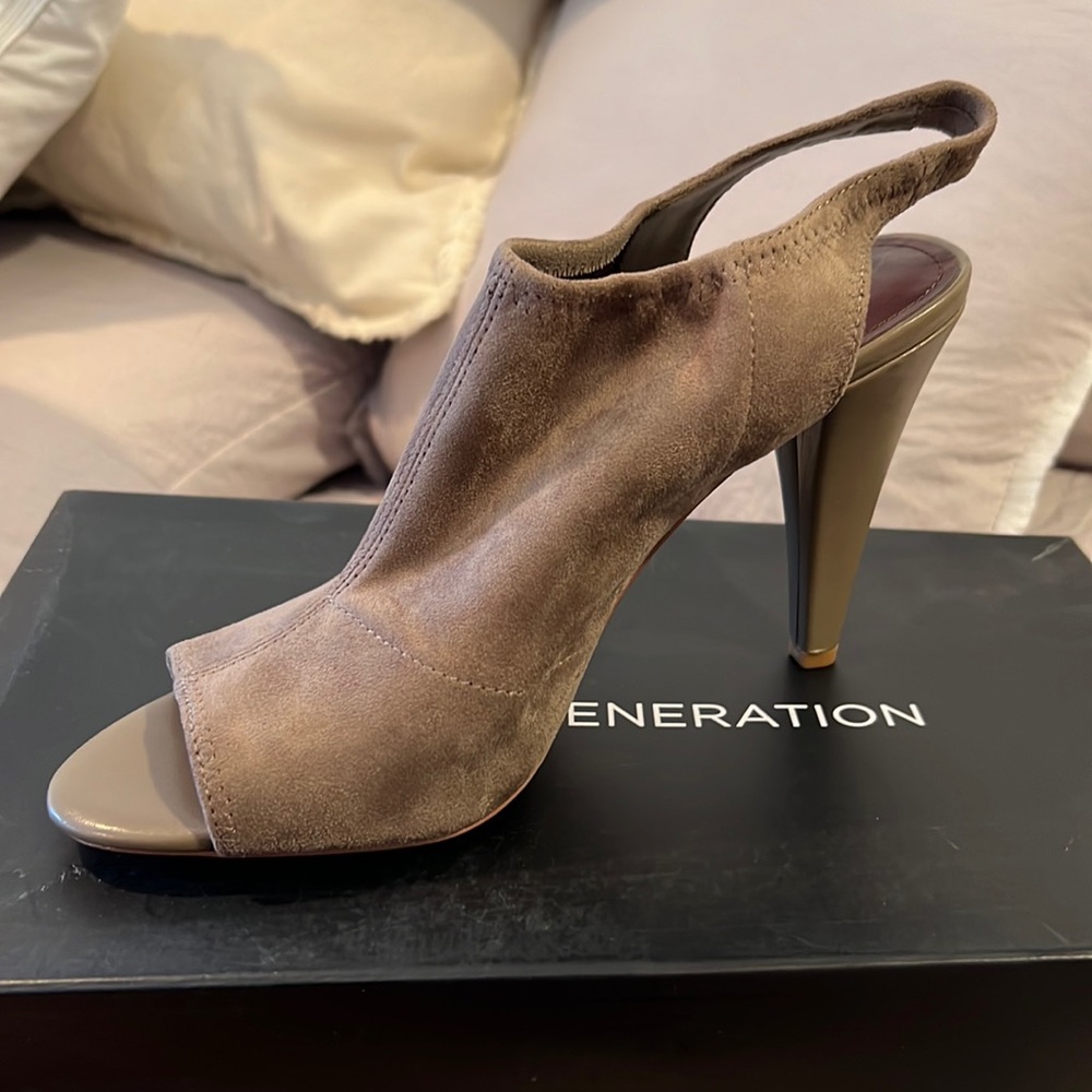 NWT NEVER WORN BEIGE SUEDE HEELS
